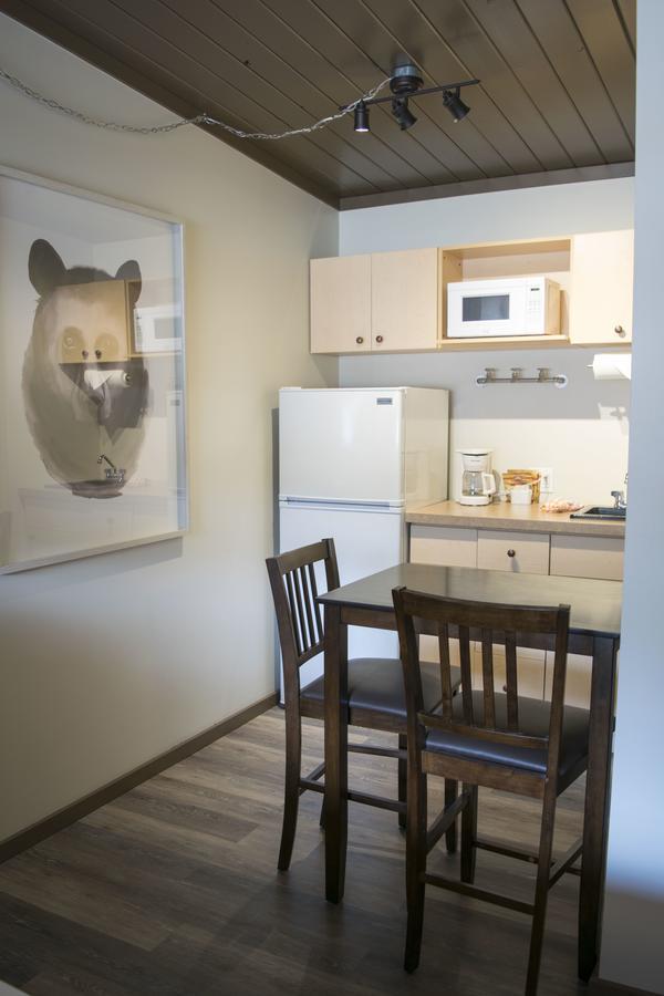 Yamnuska Suites แคนมอร์ ภายนอก รูปภาพ