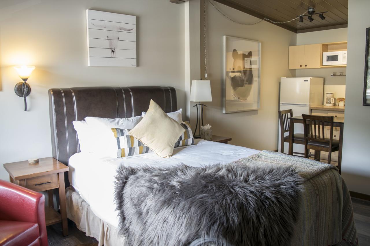 Yamnuska Suites แคนมอร์ ภายนอก รูปภาพ