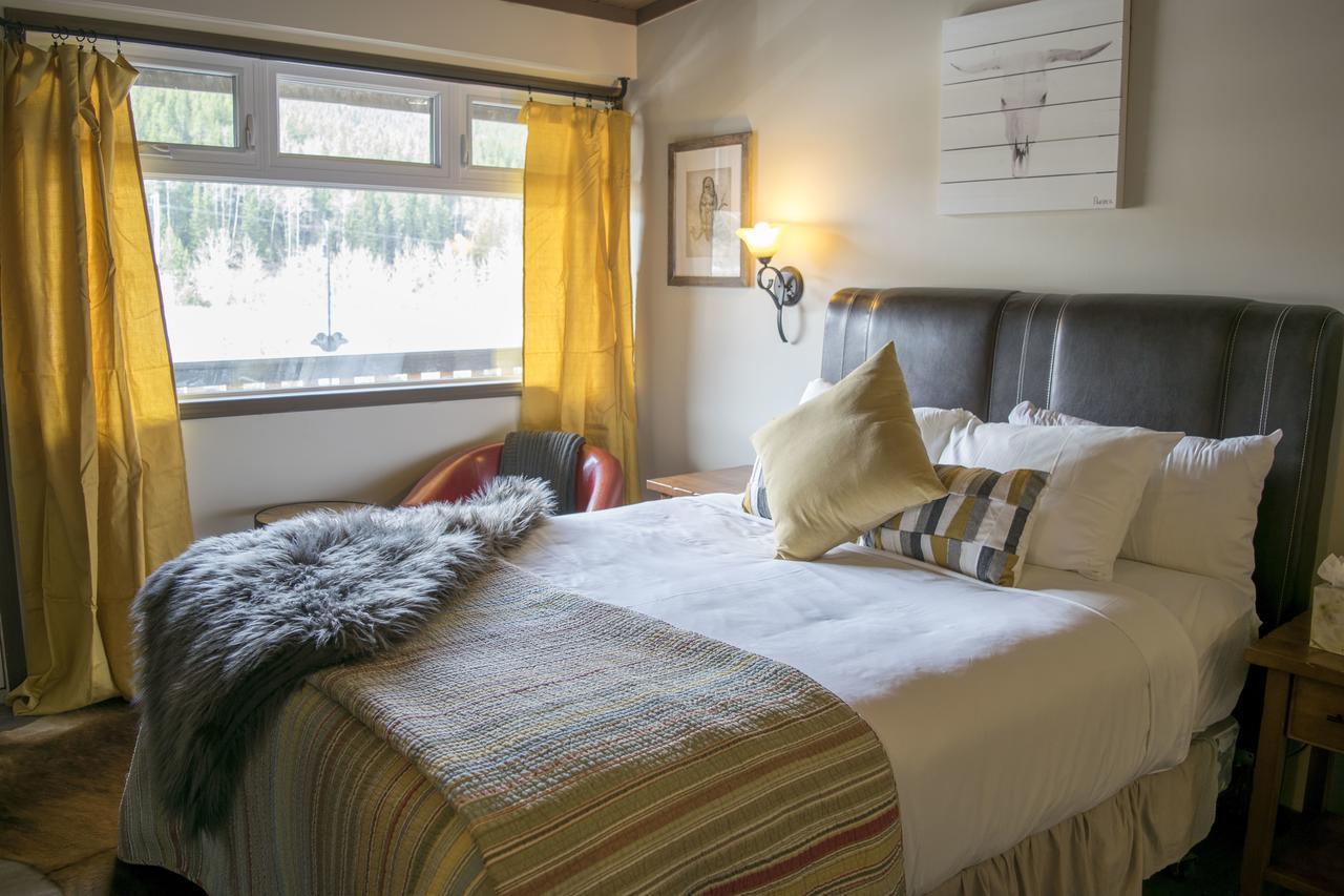 Yamnuska Suites แคนมอร์ ภายนอก รูปภาพ