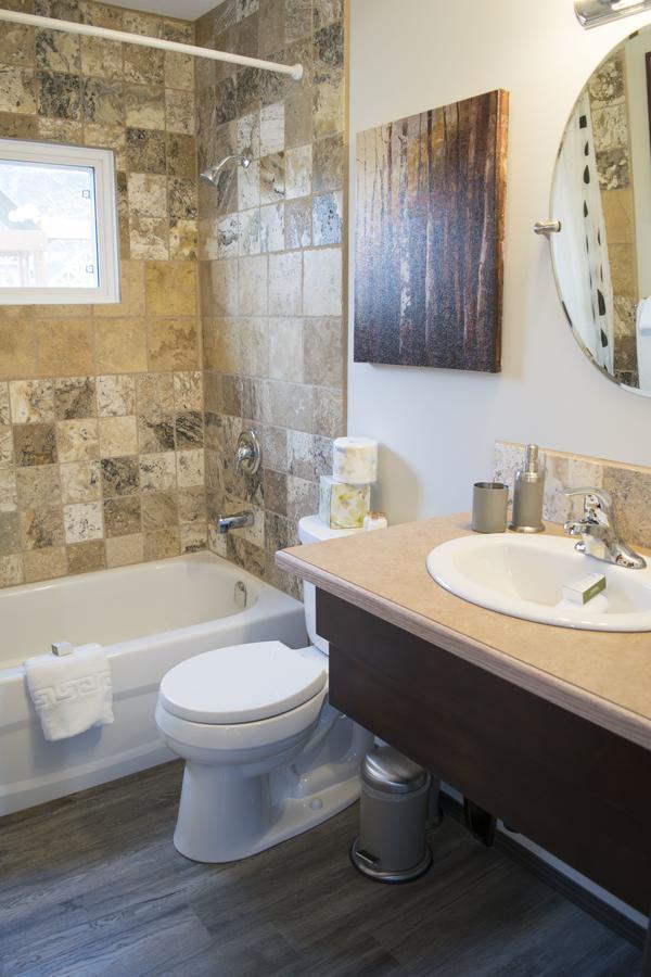 Yamnuska Suites แคนมอร์ ภายนอก รูปภาพ
