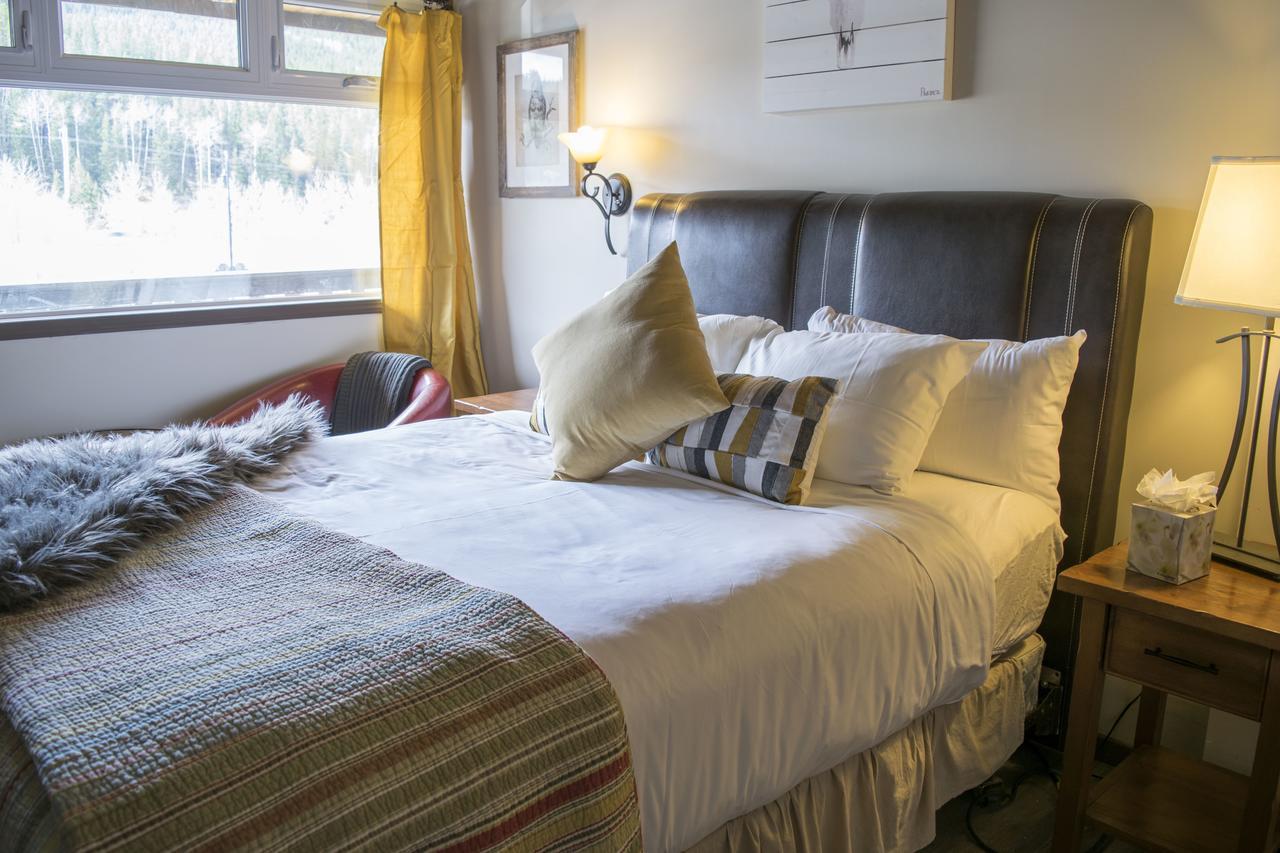 Yamnuska Suites แคนมอร์ ภายนอก รูปภาพ